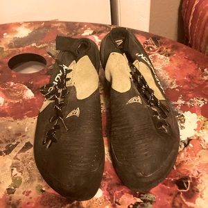 Women’s aggressive climbing shoes